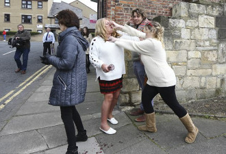 英国脱欧女支持者与他人斗殴 脱鞋撕衣满脸是血