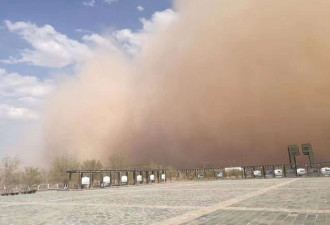 内蒙古遭遇沙尘暴 “沙墙”高达百米