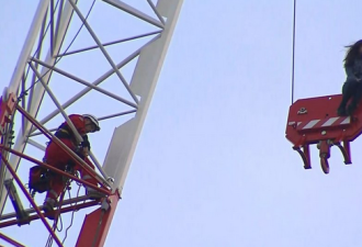 20多岁美女爬上30米高吊塔 消防员花3小时救下