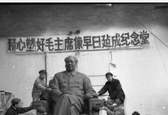 罕见老照片：1977年数万群众修建毛主席纪念堂