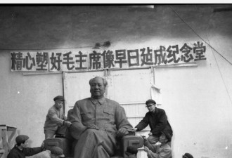 罕见老照片：1977年数万群众修建毛主席纪念堂