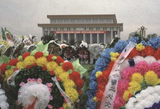 罕见老照片：1977年数万群众修建毛主席纪念堂