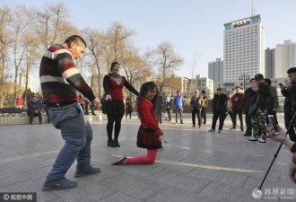 郑州人民公园“尬舞”因低俗被园方叫停