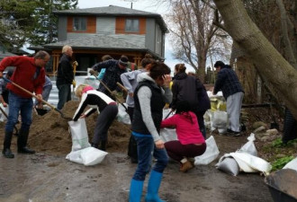 多伦多迎60毫米大雨恐导致内涝 居民门前堆沙包