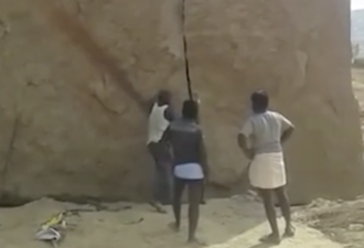 大力出奇迹！印度四名男子用锤子劈开12米巨石