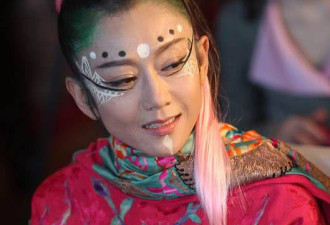 61岁杨丽萍近照，剪了5厘米指甲美如20岁少女