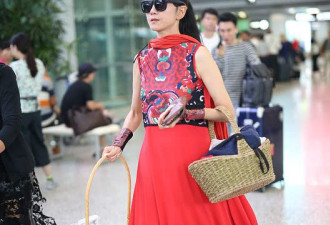 61岁杨丽萍近照，剪了5厘米指甲美如20岁少女