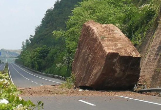 重庆高速“天降”150吨巨石 路面被砸出大坑