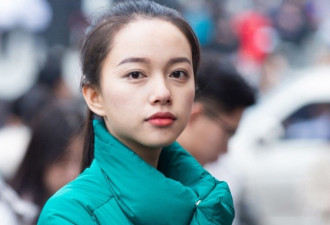 南京艺考现场火爆 清纯美女无惧寒冬大秀美腿