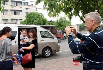 女孩被荷兰家庭领养 22年后回国寻找童年