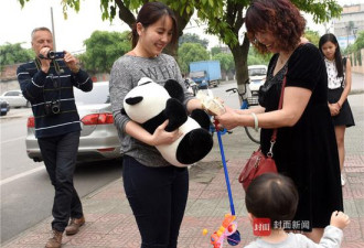 女孩被荷兰家庭领养 22年后回国寻找童年
