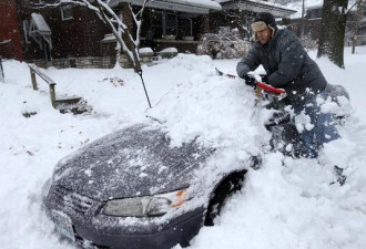 美国中西部遇暴风雪袭击 引发多起车祸 5人死亡