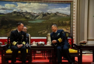 美国海军作战部长抵达中国访问