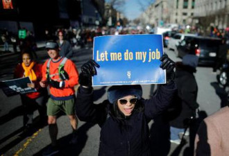 美政府关门20天：被迫休假联邦雇员在多地抗议