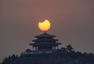 北京紫禁城上空惊现：天狗吃月亮的奇观