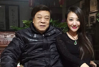 77岁赵忠祥近照，身体硬朗和老婆像“父女”