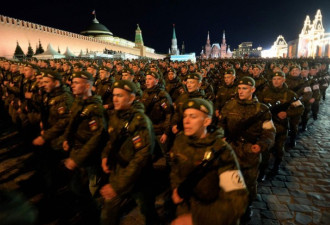 俄罗斯胜利日阅兵式彩排 重装备夜间入场亮相