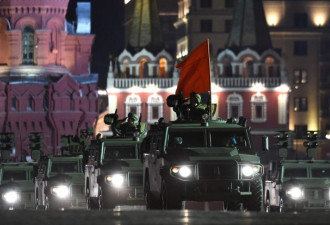 俄罗斯胜利日阅兵式彩排 重装备夜间入场亮相
