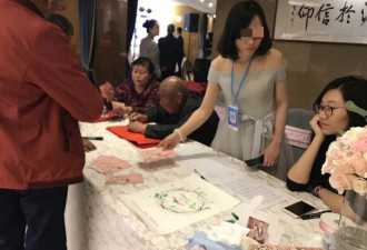 伴娘胸挂二维码收礼金 新娘婆婆看到后情绪激动