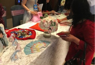 伴娘胸挂二维码收礼金 新娘婆婆看到后情绪激动