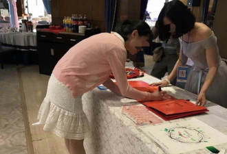 伴娘胸挂二维码收礼金 新娘婆婆看到后情绪激动