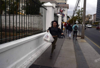 智利发生强震后海边民众大规模撤离