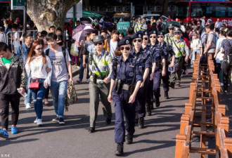 西湖断桥客流爆满 美女城管巡逻队帅气吸睛