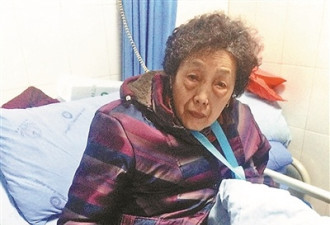81岁老太在监控盲区摔伤 要求身后女子担全责