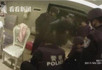 潜入住宅楼持枪劫持7女子 警察用自己换人质