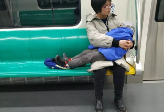 北京地铁上发生这样一幕 网友点赞：这就叫教养