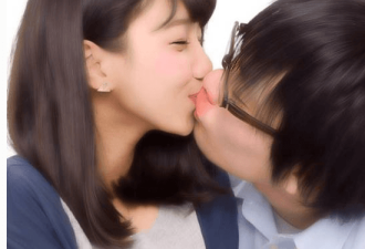 日本女团17岁成员私密照流出：遭亲吻揉胸