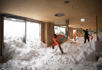 暴雪横扫欧洲！300米宽大雪冲破玻璃直灌酒店