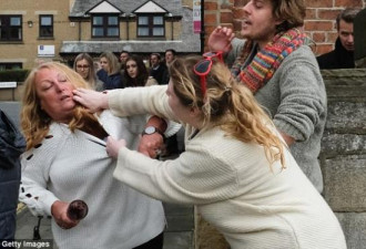 英国脱欧进行时 两女子当街大打出手血溅当场