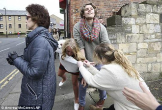 英国脱欧进行时 两女子当街大打出手血溅当场