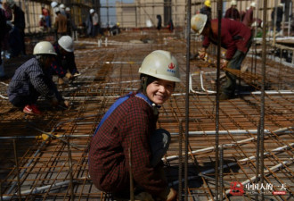 中国人一天:女民工混迹工地 电话里孩子哭喊妈