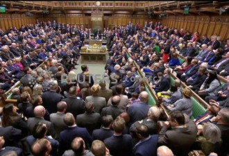 英国议会下院以压倒性票数否决“脱欧”协议...