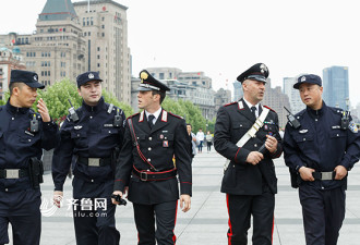 意大利警察上海巡逻 游客：好帅