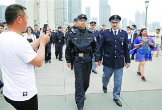 意大利警察上海巡逻 游客：好帅