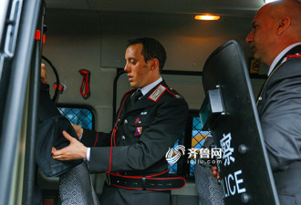 意大利警察上海巡逻 游客：好帅