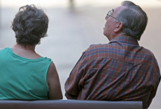 照顾老人常需要自掏腰包 加拿大人年耗330亿