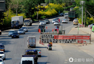 “最牛围挡”霸占半条主干道:此地是我家