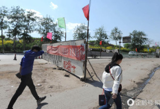 “最牛围挡”霸占半条主干道:此地是我家