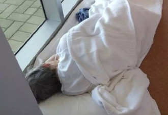 澳洲医院床位短缺，八旬病痛老人被迫睡地板！