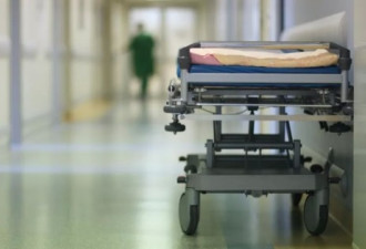澳洲医院床位短缺，八旬病痛老人被迫睡地板！