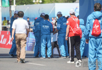 马拉松动人一幕 距离终点2米跌倒 她爬过去