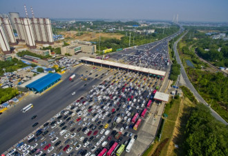 航拍五一高速路:车辆密密麻麻 缓慢前行