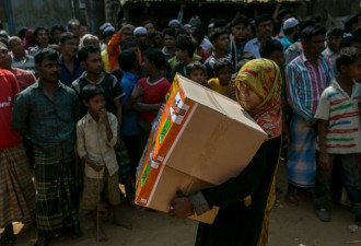 缅甸难民营十几个孩子争抢一棒玉米