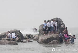 游客忙拍照被困礁石 脱裤子 跳水 狼狈上岸