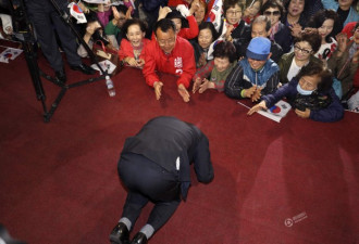 韩国总统候选人参加集会 “跪谢”支持者