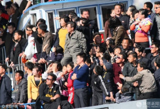 朝鲜3000名民众盛装乘船游鸭绿江庆“五一”